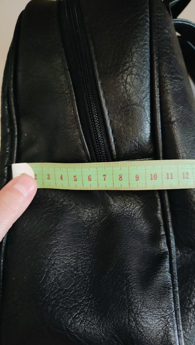Mochila preta com detalhes