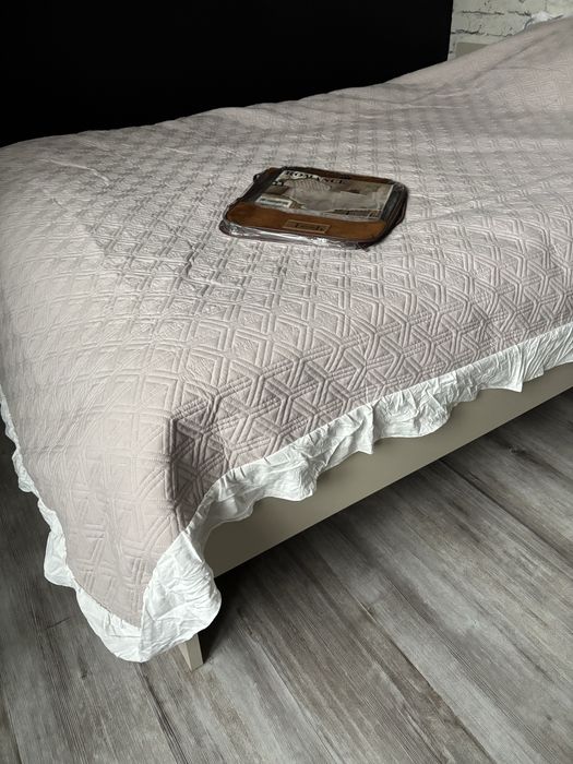 Narzuta na łóżko Romance 160x220 kapa pudrowy róż z falbanką nowa