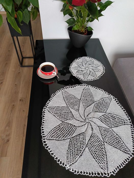 Białe szydełkowe serwetki - prezent pod choinkę