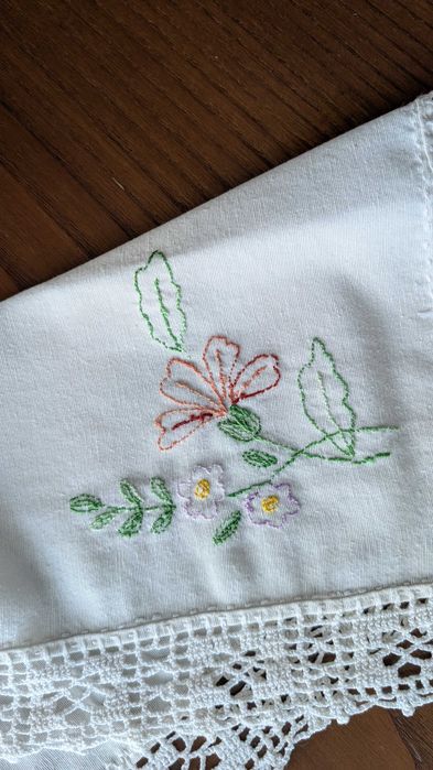 Pano de tabuleiro em linho bordado e renda