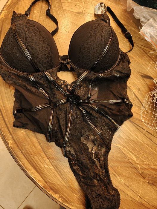 Czarne body koronkowe stringi lateksowe paski  80C  push up biustonosz