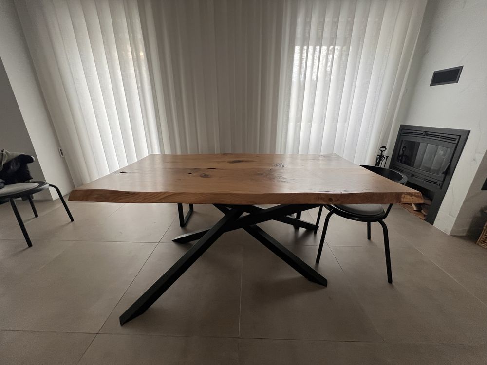 Vendo mesa e banco em madeira maciça de alta qualidade.