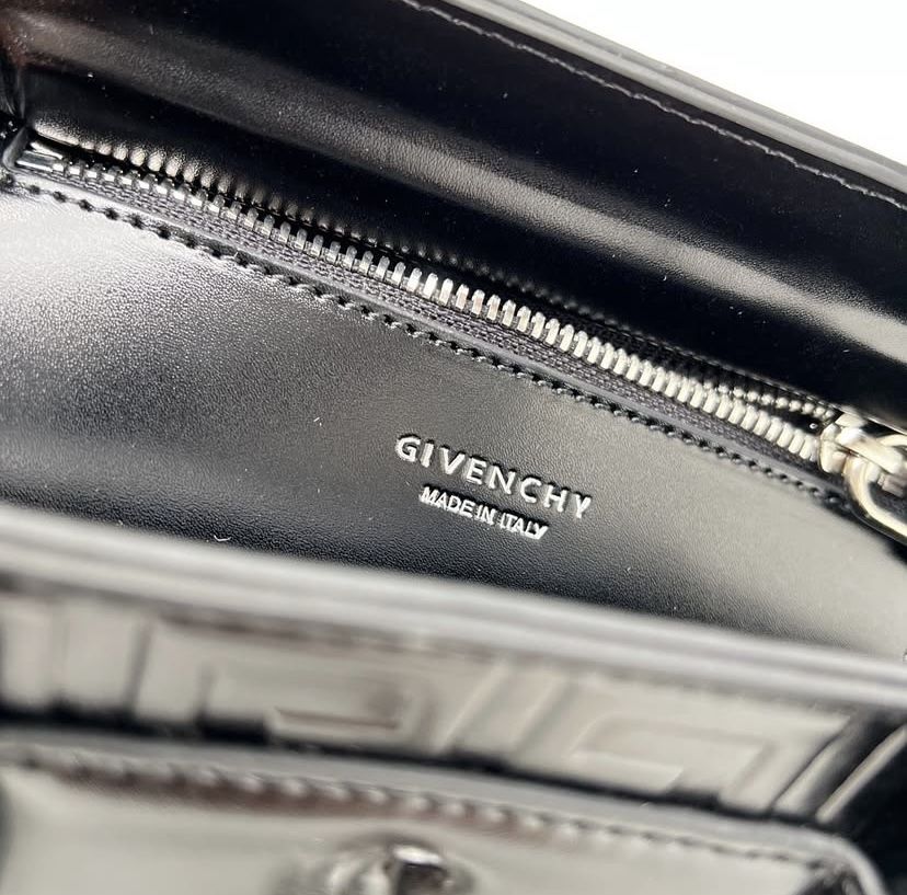 Czarna torebka firmy Givenchy
