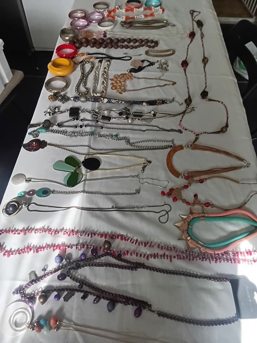 Fios antigos e braceletes em ótimo estado