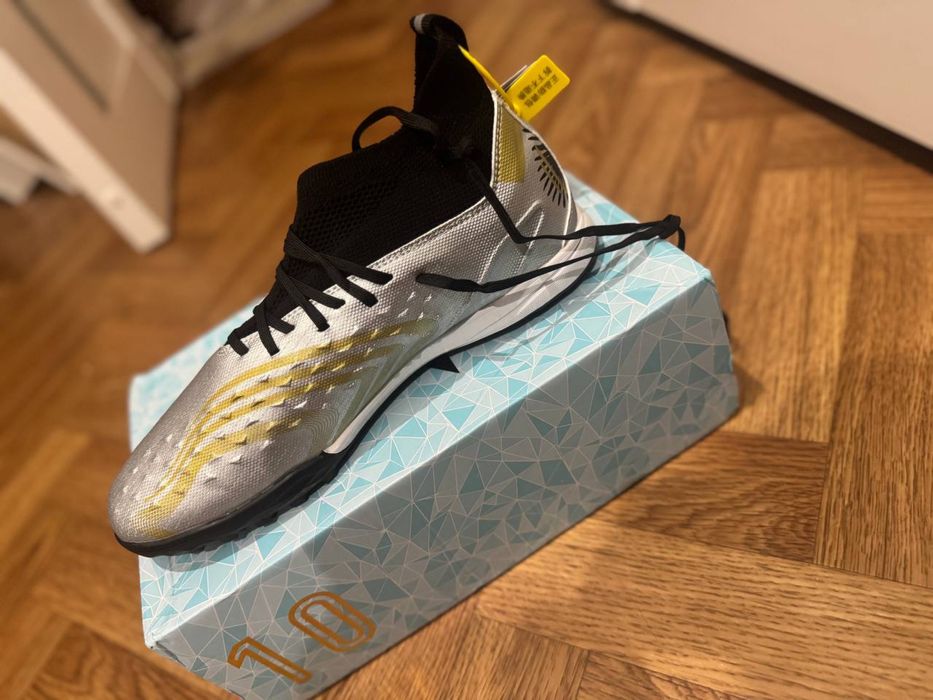 Продам сороконожки,футзалки Adidas 43р Новые