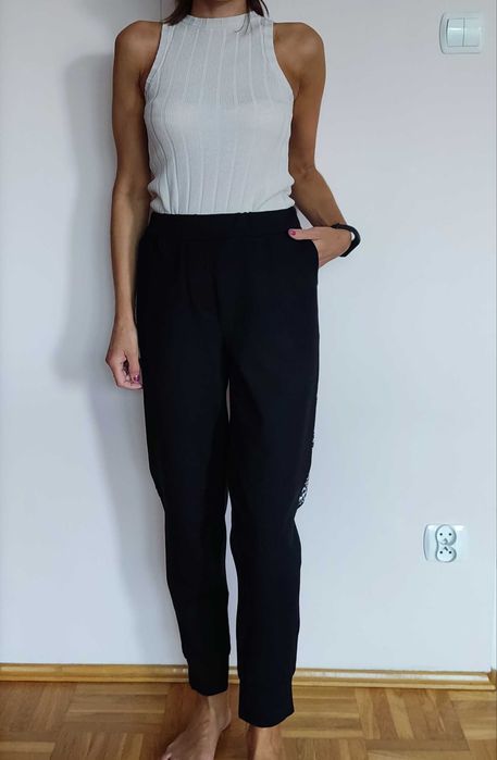 Czarne spodnie dresowe z lampasem w panterkę, rozmiar plus size 46