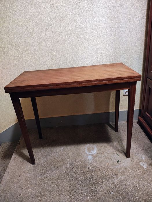 Stół z okresu PRL koloru  brązowego.