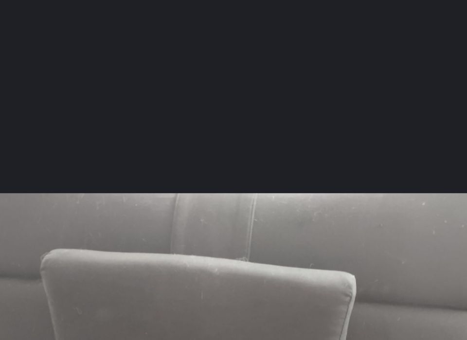 Czarny szezlong z poduszką pod głowę