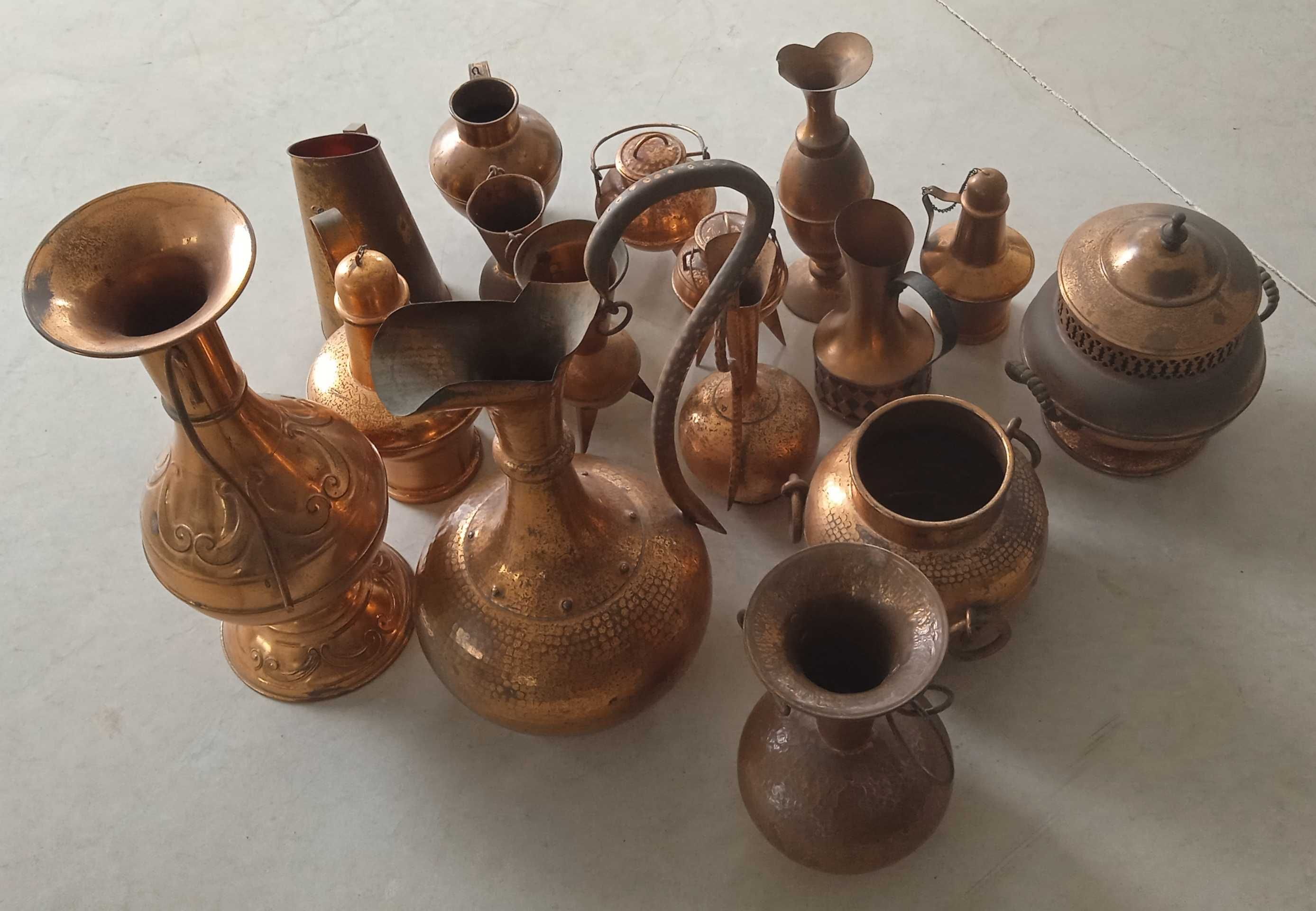 Lote de 16 antigos utensílios de cozinha em cobre em bom estado