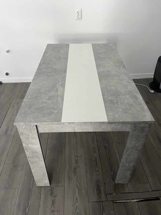 A sua mesa de jantar/escritorio/loja