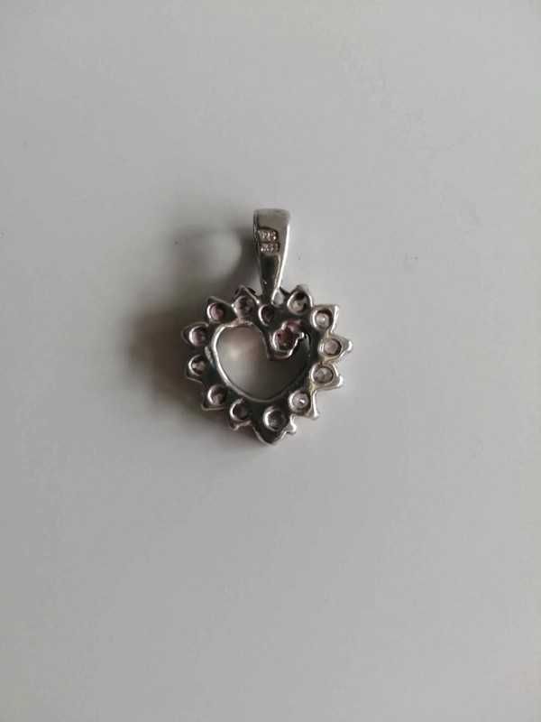srebrna zawieszka w kształcie serca z cyrkoniami