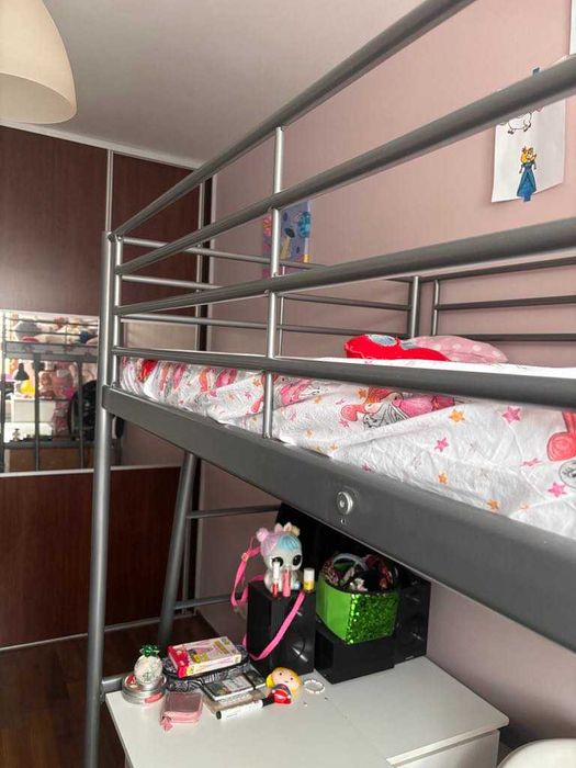 Łóżko na antresoli z materacem, stan idealny. SVARTA.