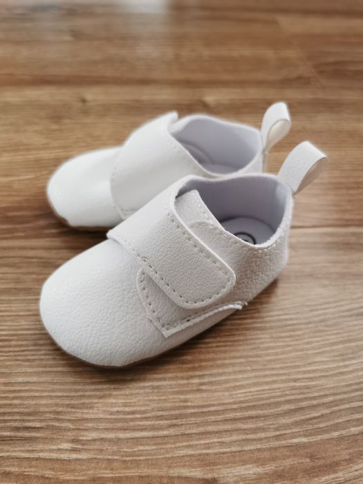 Buciki białe na chrzest