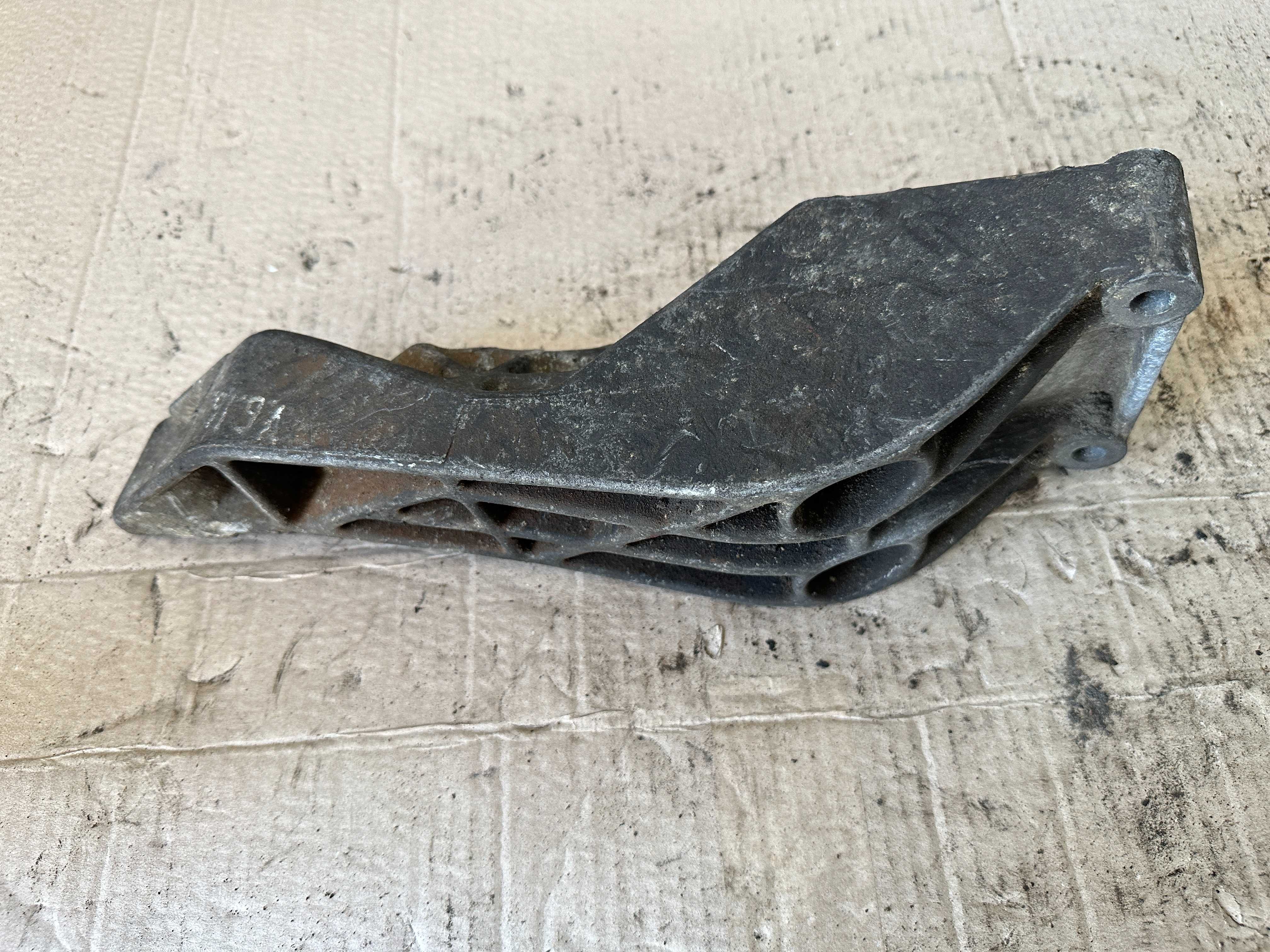 Кронштейн подушки двигателя правый Opel Vectra B  90497235