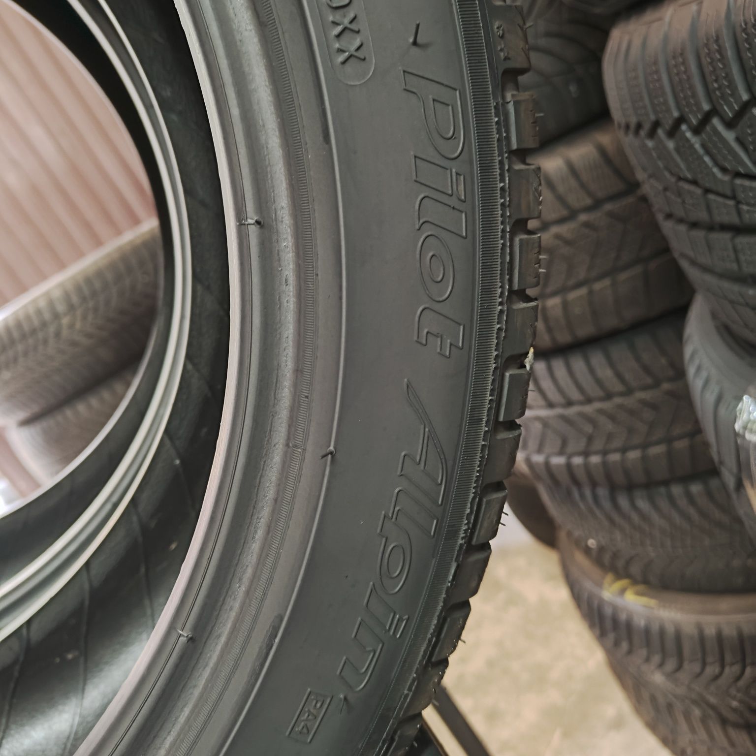 235/45/18 XL Sprzedam parę opon zimowych Michelin