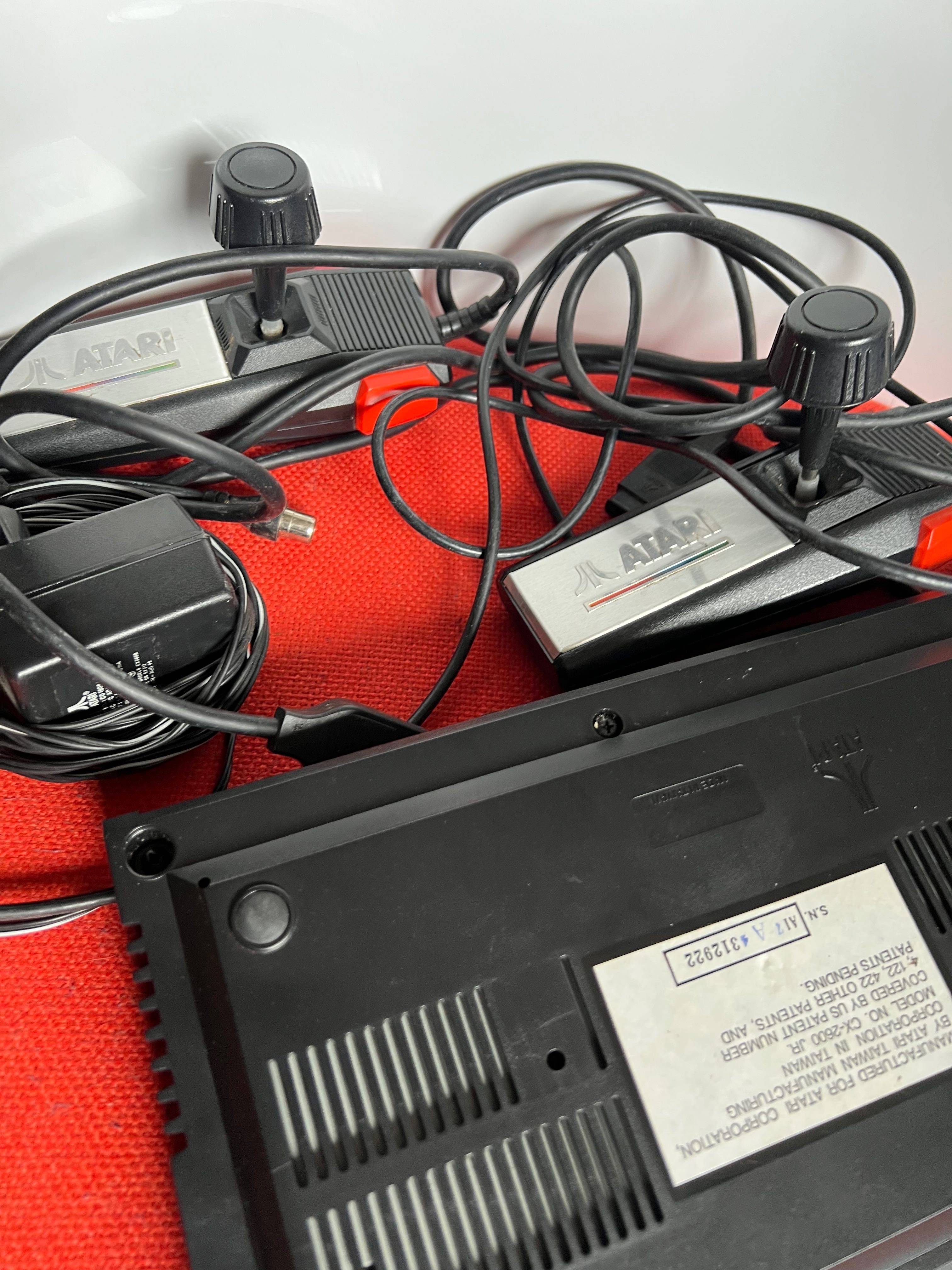 ATARI 2600 + 2 Joystick + kabele