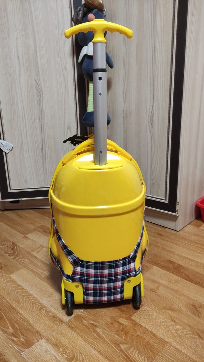 Продам чемодан Миньйон 3д