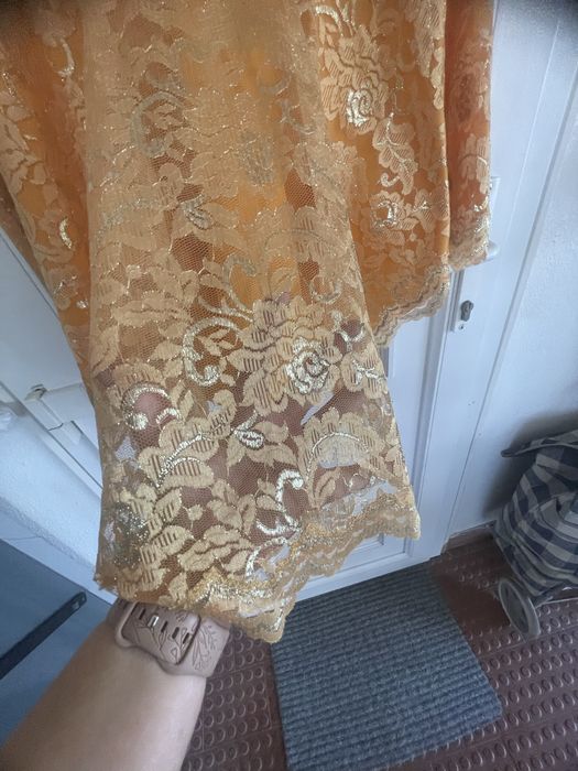 Tunica amarela e dourada em renda