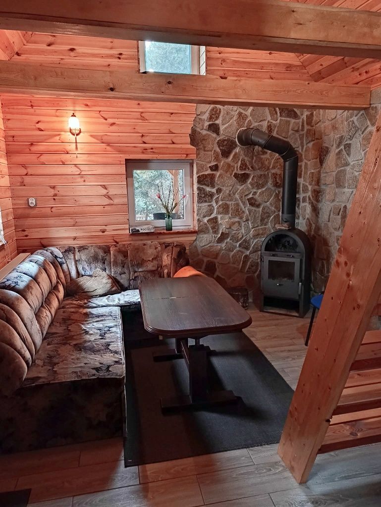 100 letni domek z kominkiem.  Sauna, jacuzzi i ognisko.
