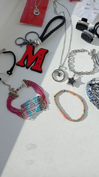 Лот жіночих прикрас / біжутерія/аксесуари для волосся/браслети/брелок