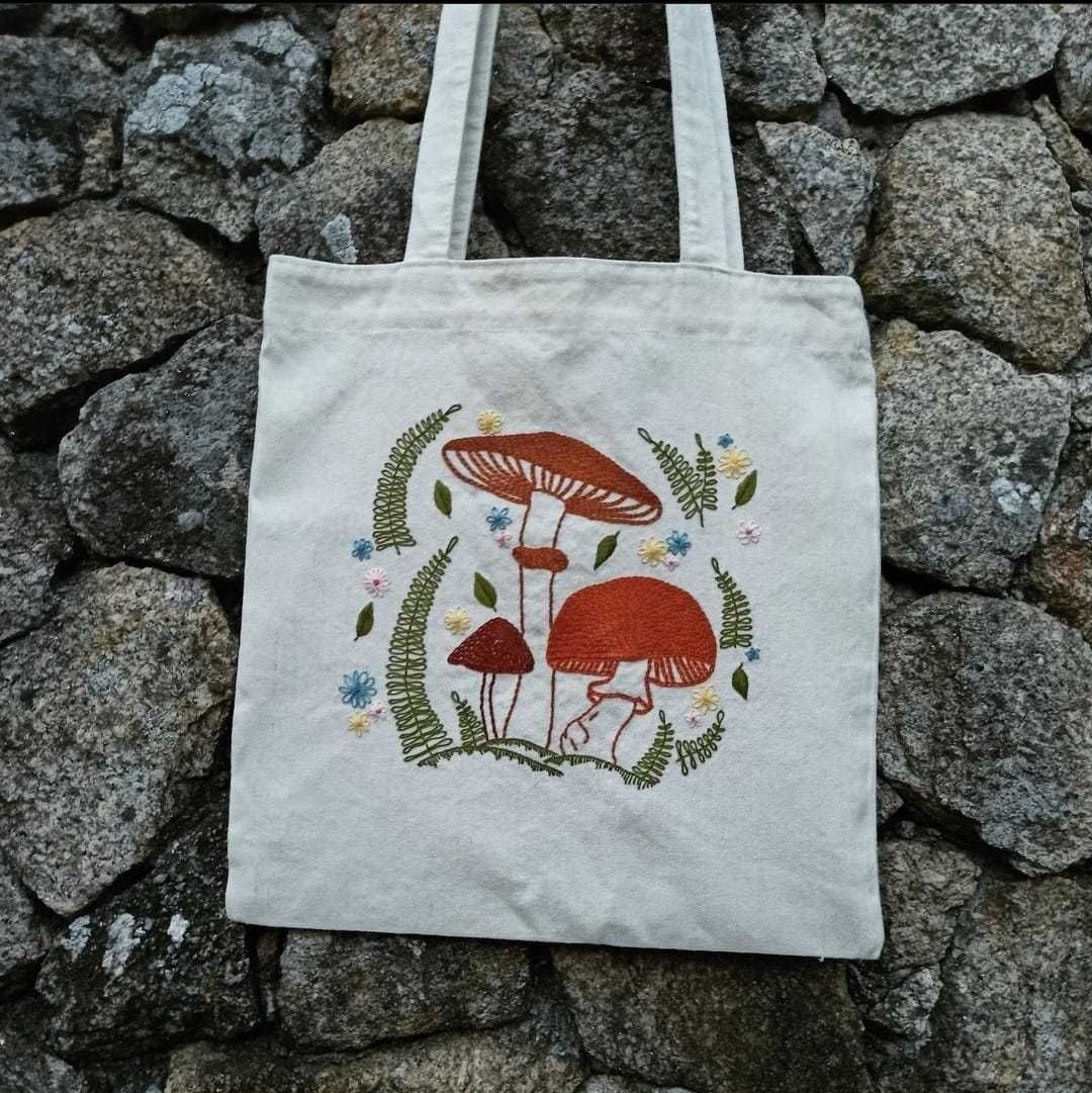 Tote bags bordados à mão