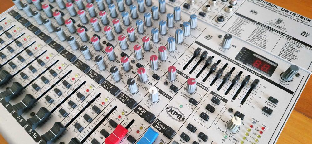 Behringer Eurorack UB1832FX Pro