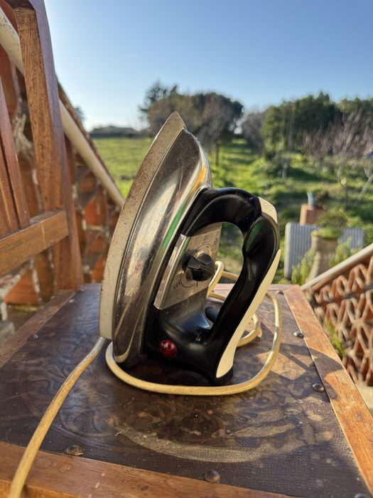 Ferro engomar antigo