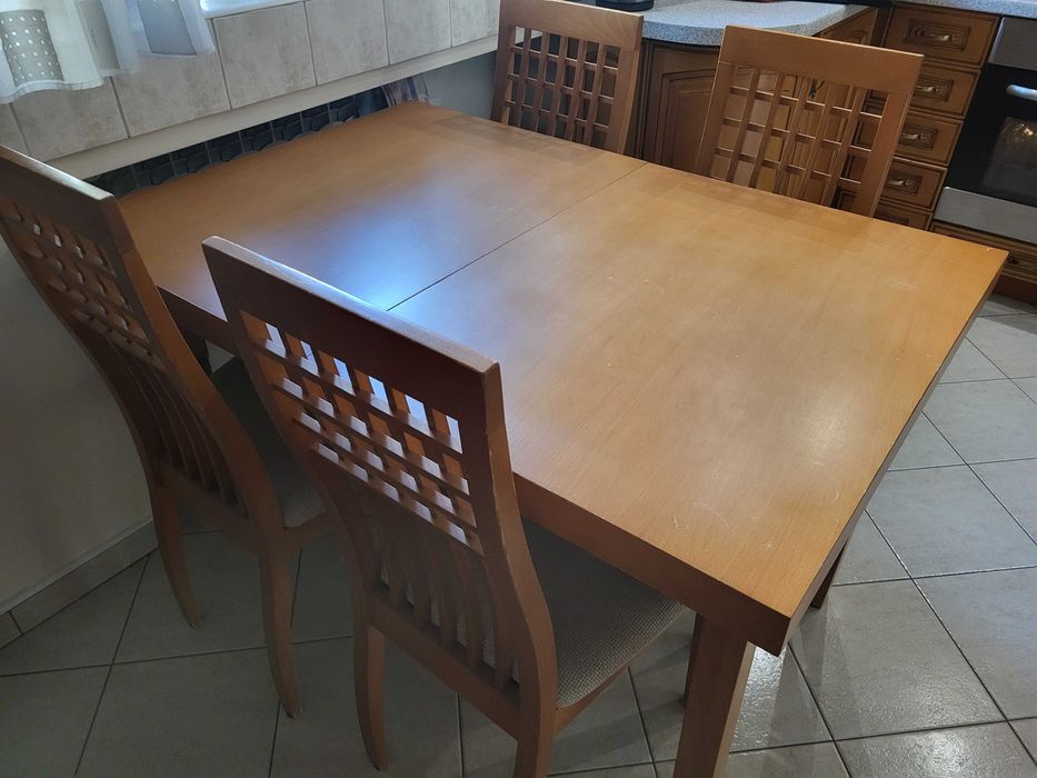 Stół rozkładany z krzesłami