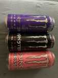 Latas de monster ainda por abrir