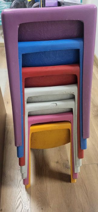 Kolorowe krzesełka dla dzieci