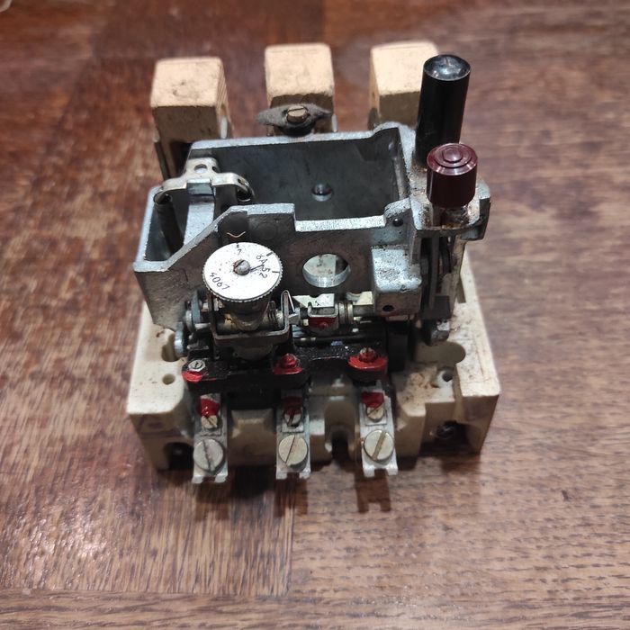 Stary łącznik roboczy Fael N-104B z dokumentem PRL