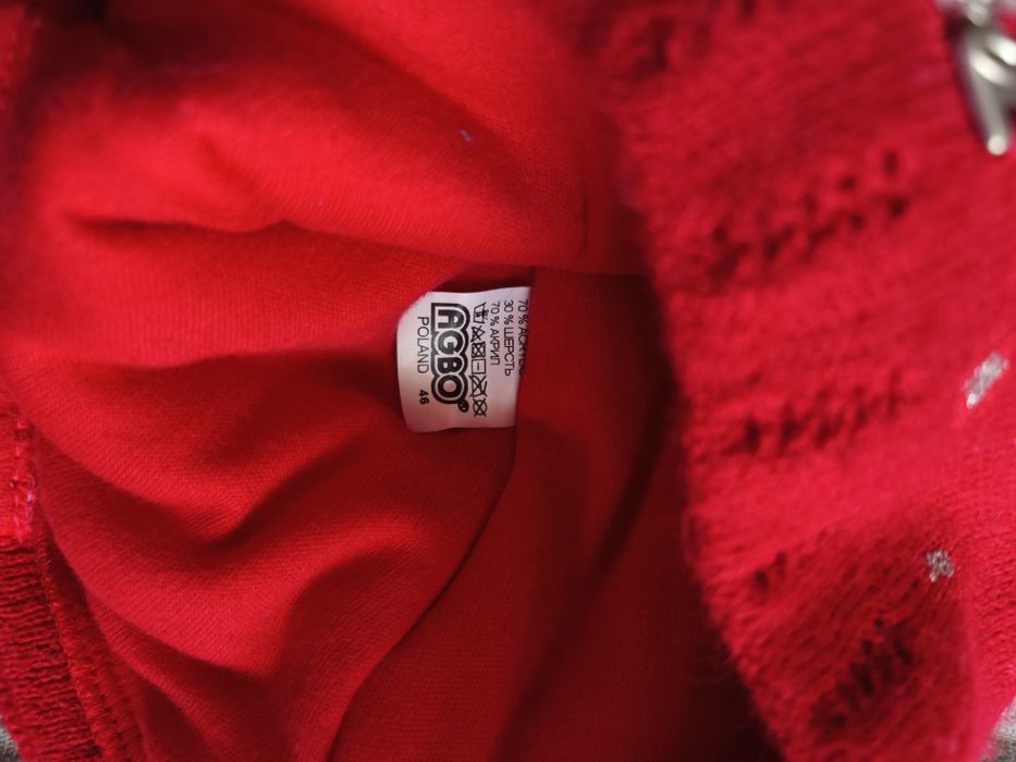 Дуже стильна червона шапочка з помпоном