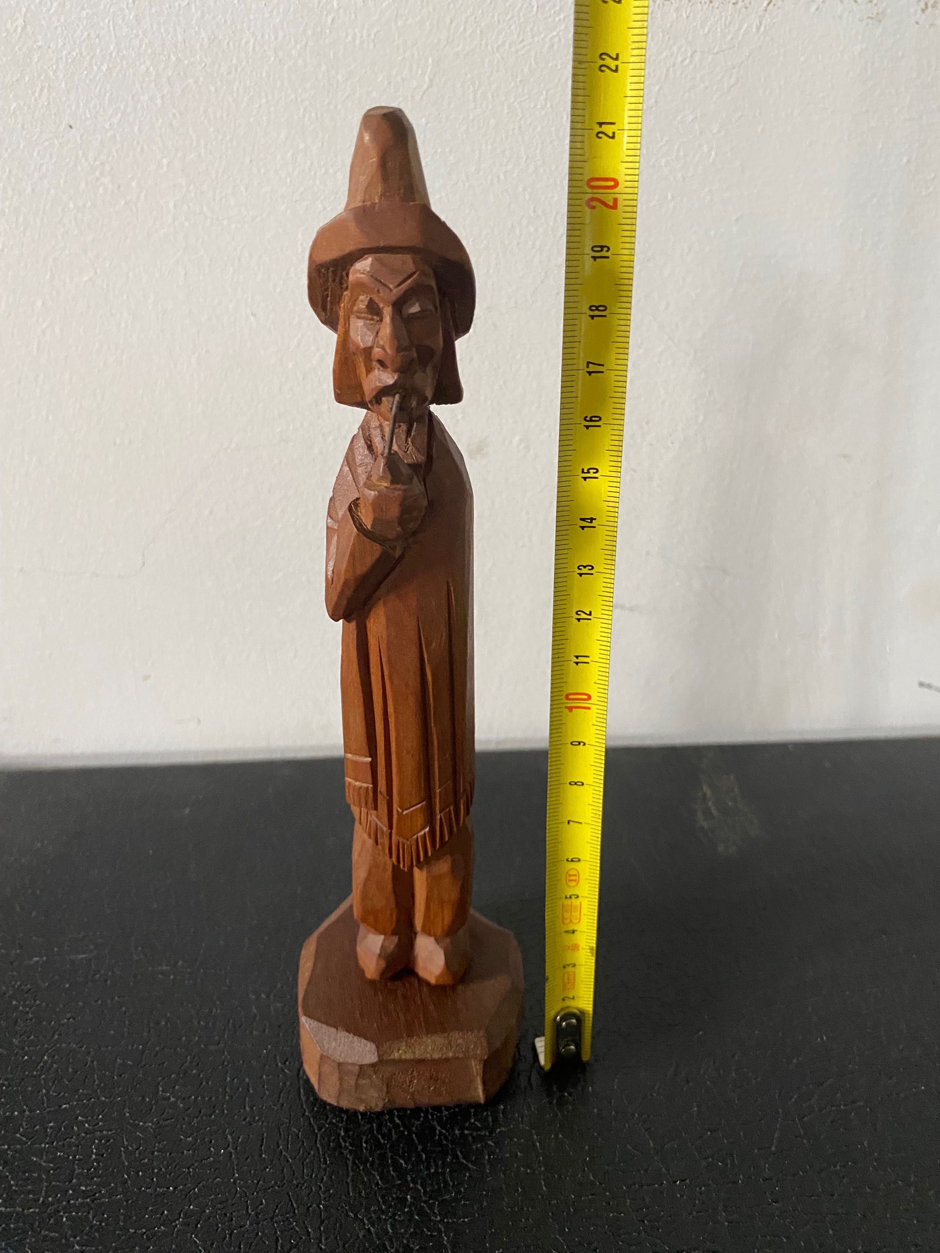 Estatueta antiga em madeira