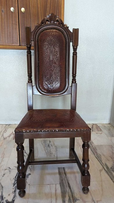 Antiga cadeira em madeira