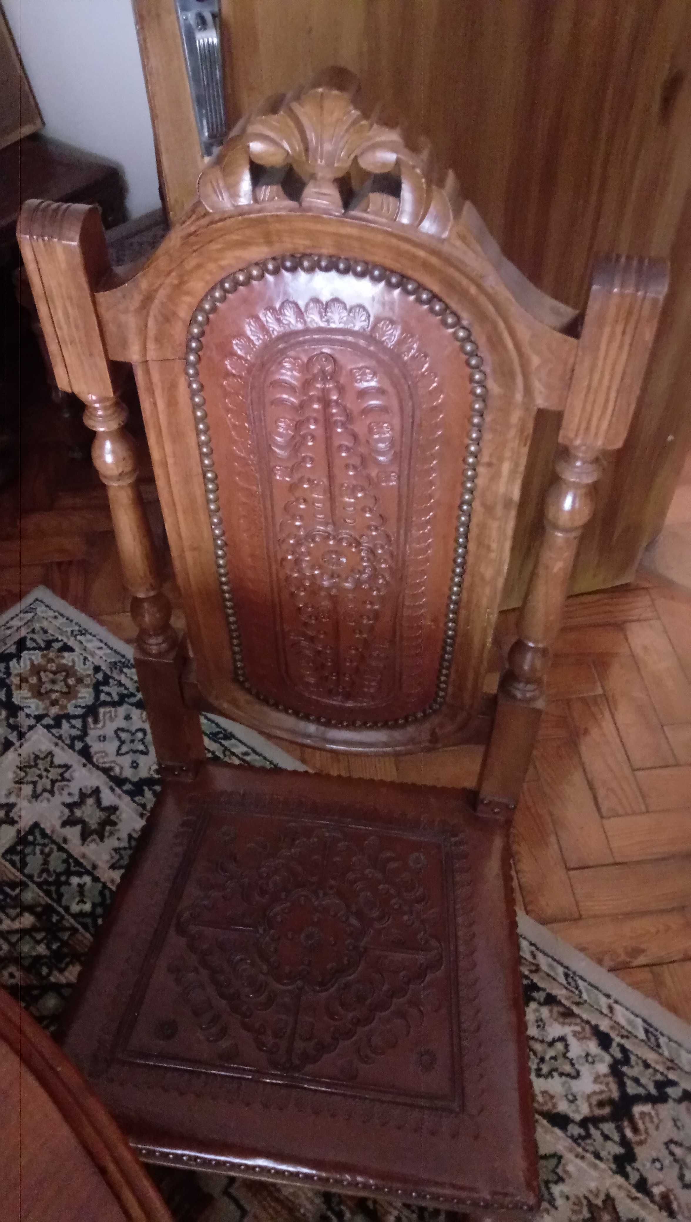 Mesa em madeira + 4 cadeiras revestidas a couro