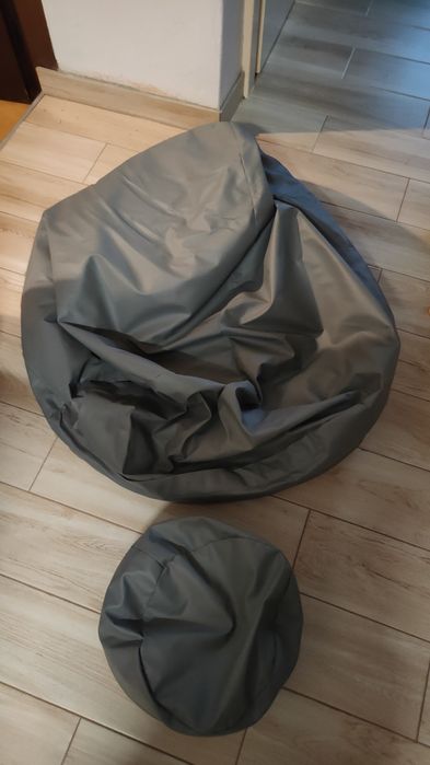 Pufa domaiedzenia z podnóżkiem