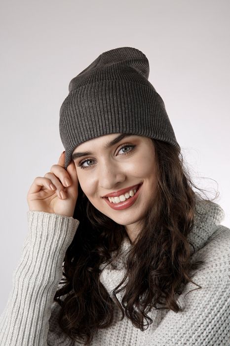 Мʼяка однотонна шапка з відворотом в рубчик, демісезон