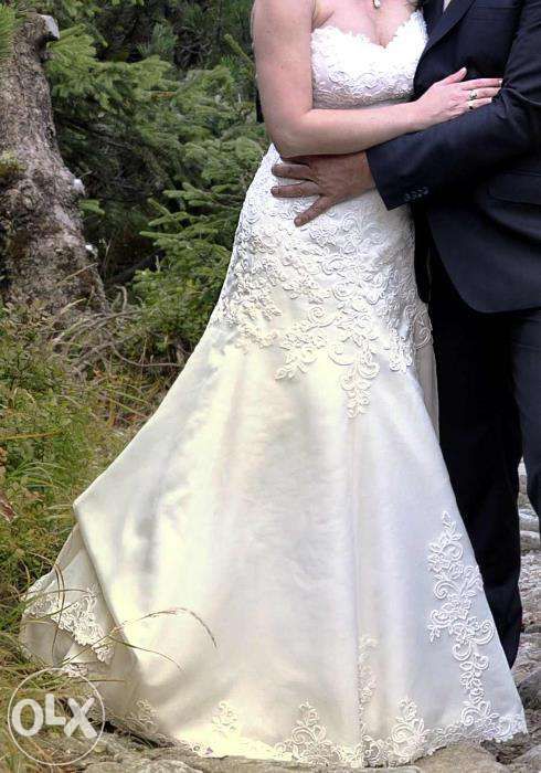 Suknia ślubna w kolorze ekri ekru rozmiar 40 L z kołem z trenem