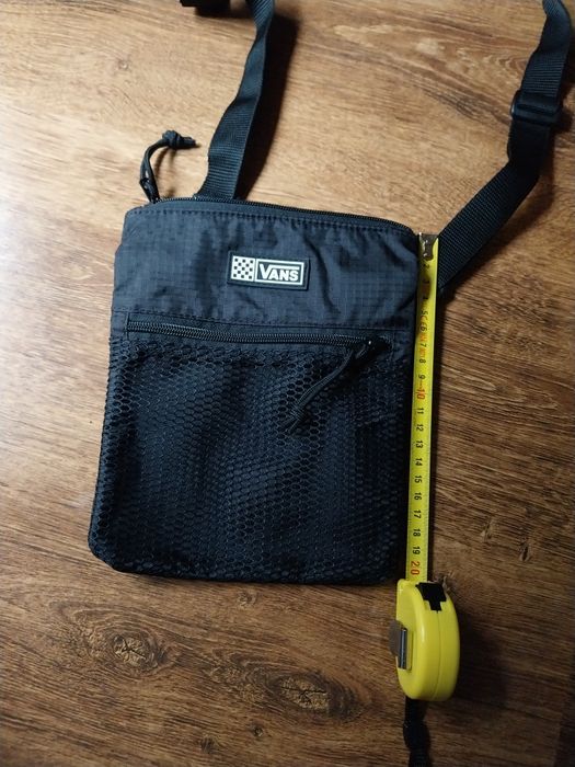 Vans czarna  torebka na pasku paszportówka