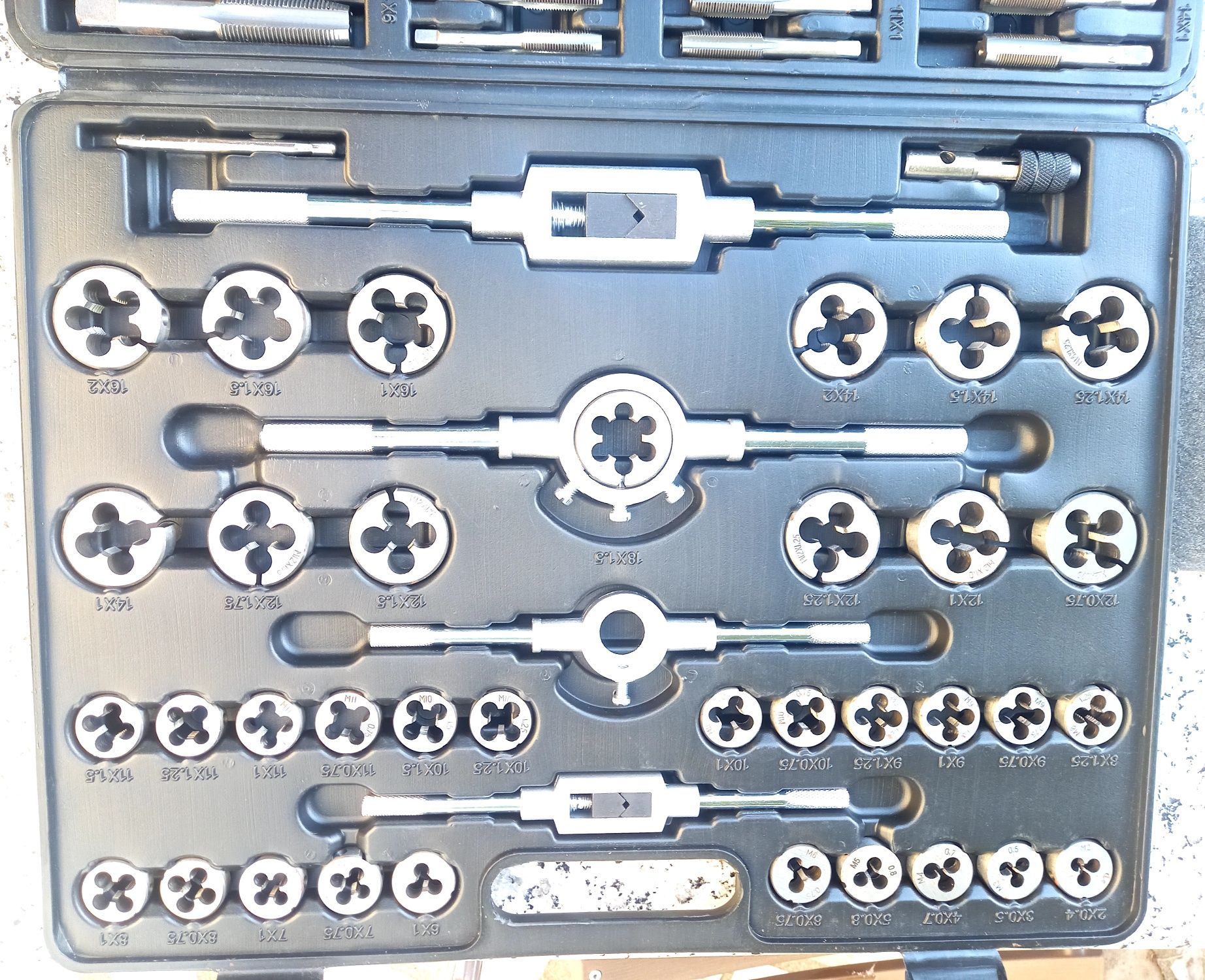 Kit para fazer roscas profissional com 110 peças