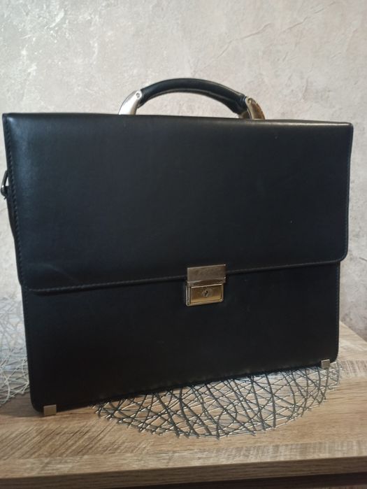 Портфель мужский кожаний.  Трохи використаний один місяць.Чорний колір