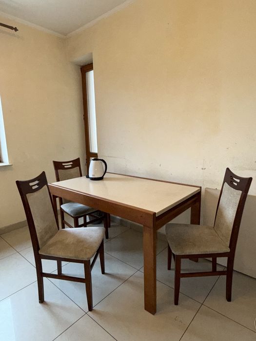 Продаю стіл і крісла