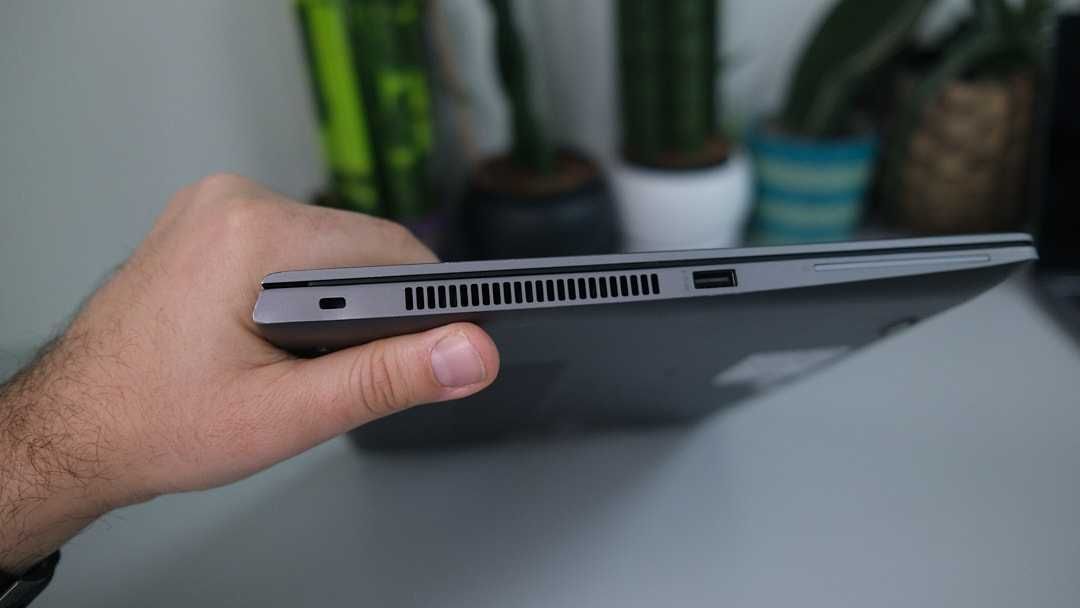 Hp Zbook 14 G5 8 gb Ram 256 ssd Intel UHD 620 Radeon Pro Wx 3100