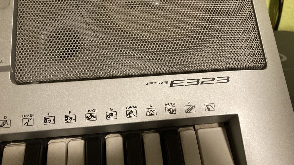 Teclado Yamaha PSR-E323