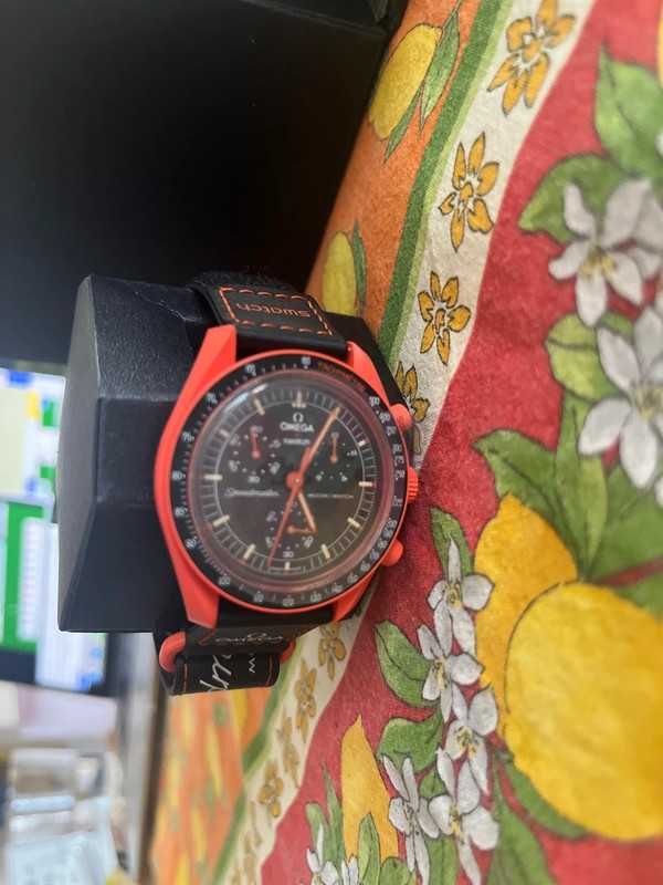 SO33O100 Omega x Swatch Lava Magmowe DNA Planety