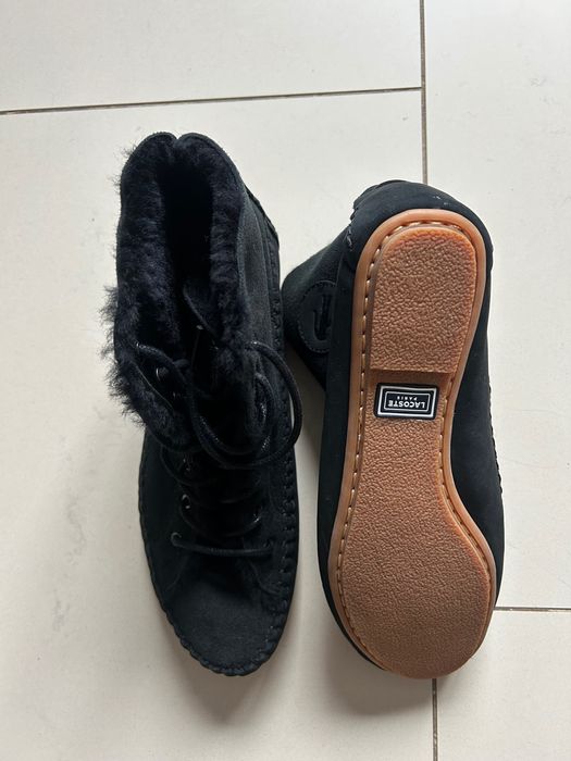 Жіночі замшові макасіни Lacoste.