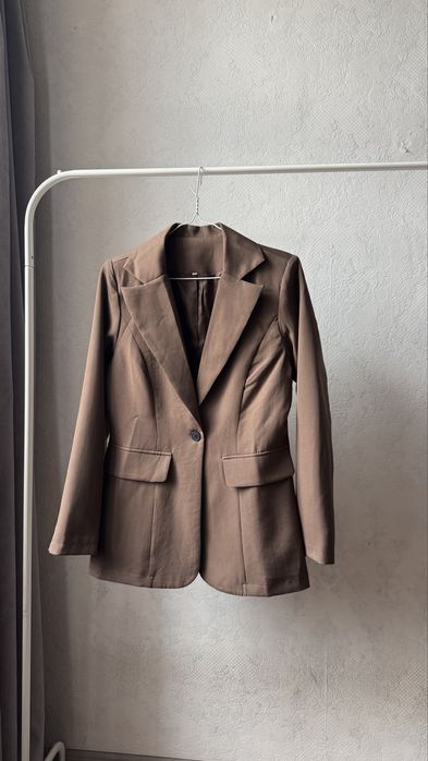 Шоколадний приталений піджак