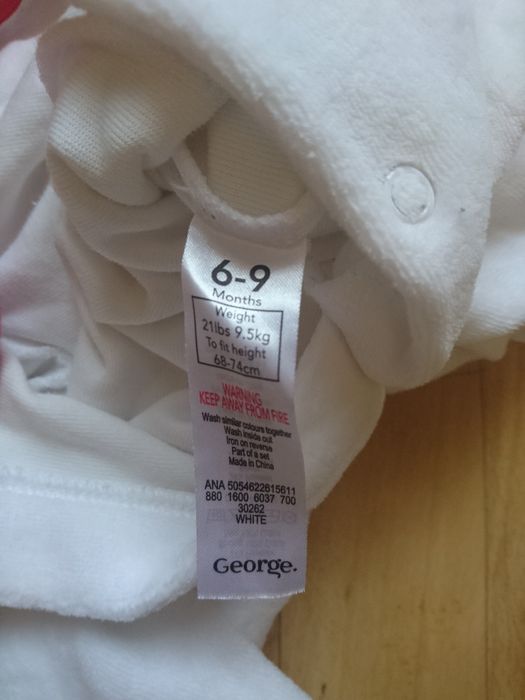 Новорічний чоловічок George на 6-9 місяців.