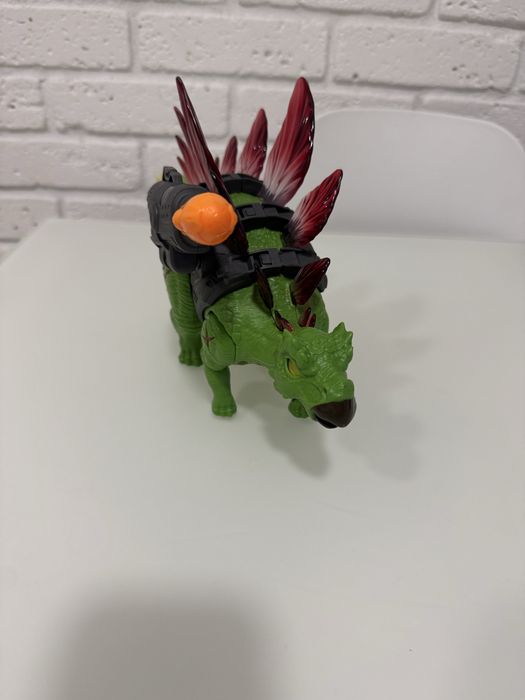 Іграшка динозавр рухається