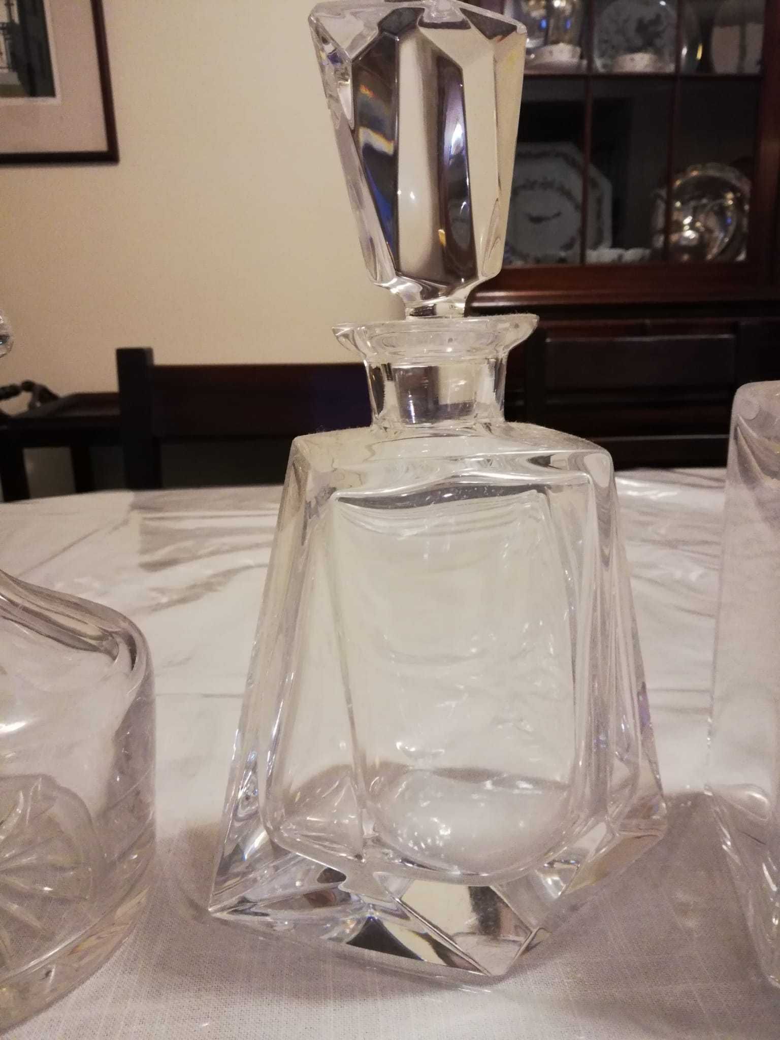 3 garrafas em cristal e recipiente para gelo em cristal